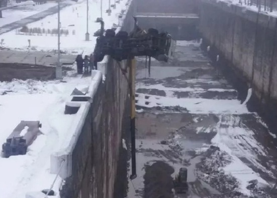 В Угличе автокран завис над камерой шлюза