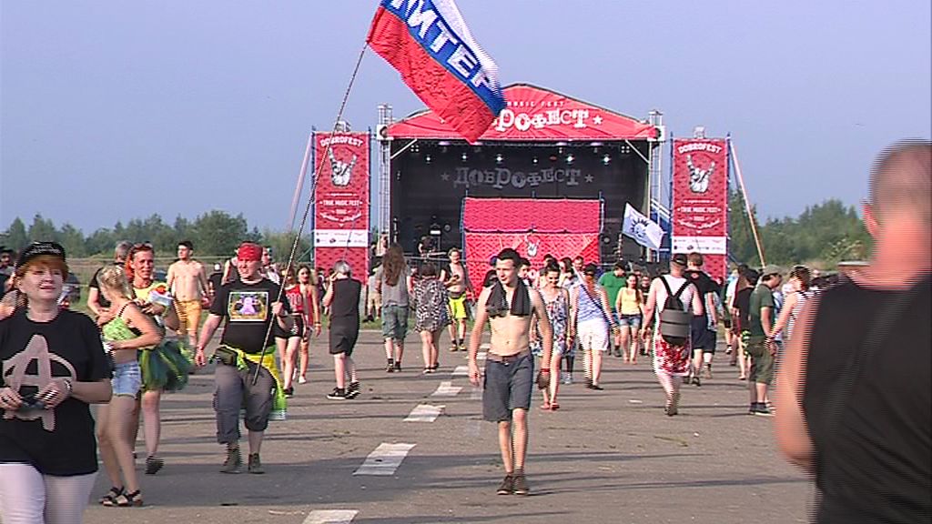 Музыка и драйв: на аэродроме в Левцово стартовал Доброфест