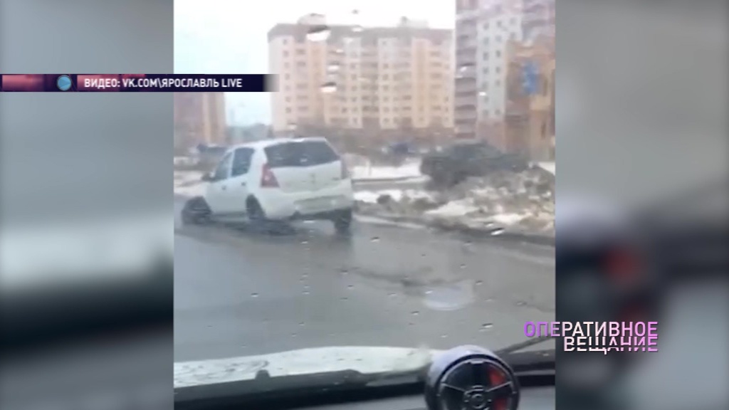 В Ярославле иномарка осталась без переднего колеса