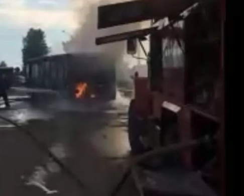 Сгорел полностью: в Ярославле полыхал пассажирский автобус