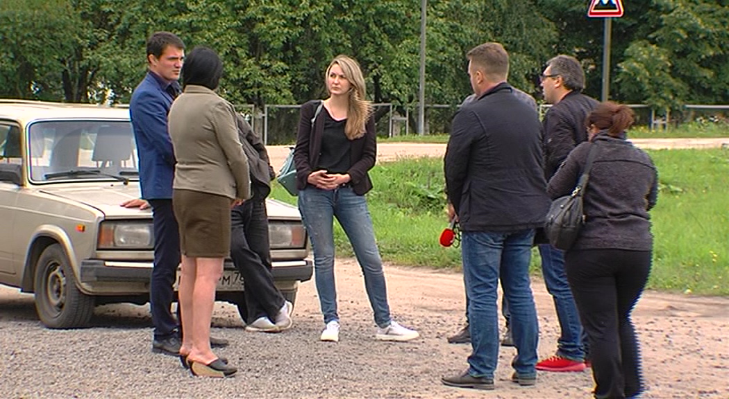 Жители Ярославского района боятся за единственную дорогу, по которой часто ездят самосвалы