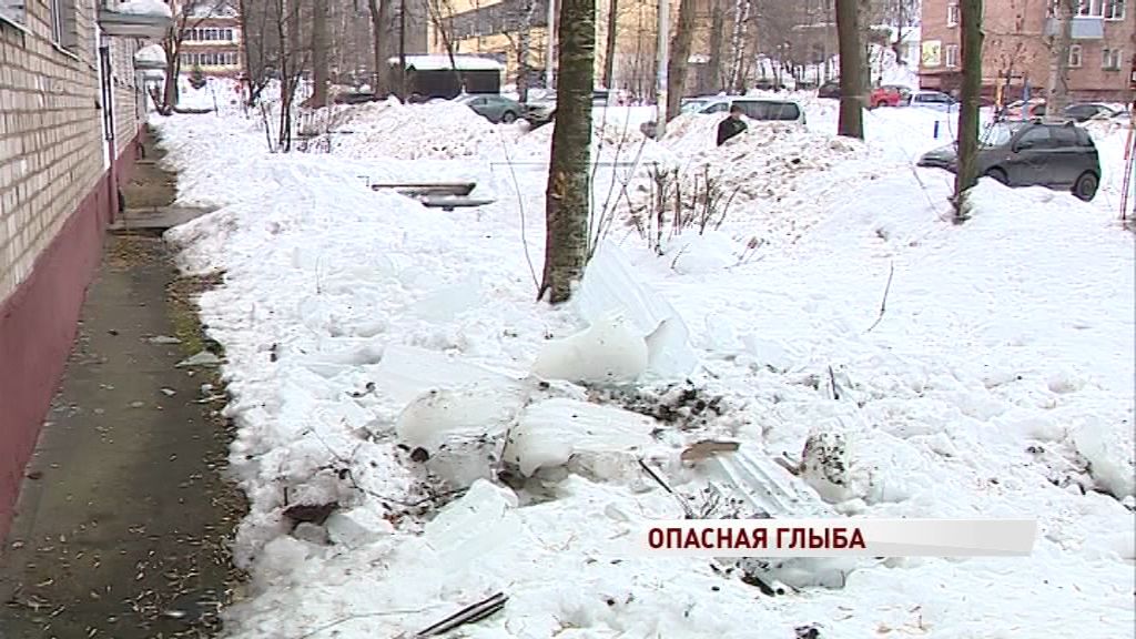 Коммунальщики перестарались и снесли балкон вместе с сосулькой