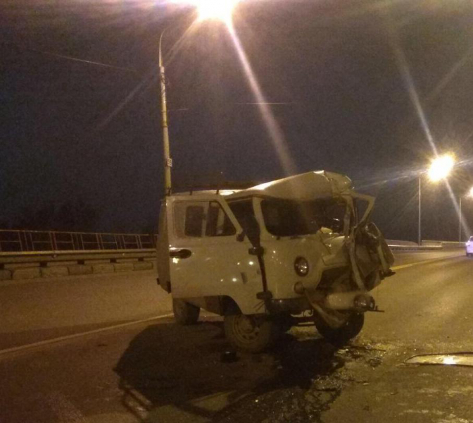 На Октябрьском мосту столкнулись два автобуса и две машины: есть погибший