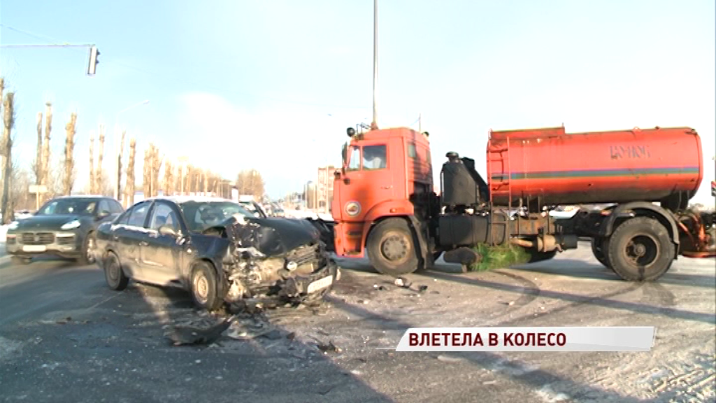 На въезде в Ярославль легковушка врезалась в заднее колесо грузовика