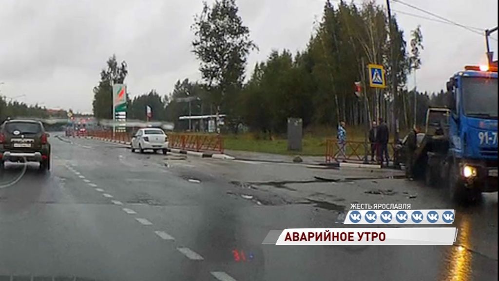 На проспекте Фрунзе не разъехались два автомобиля: один отлетел в столб