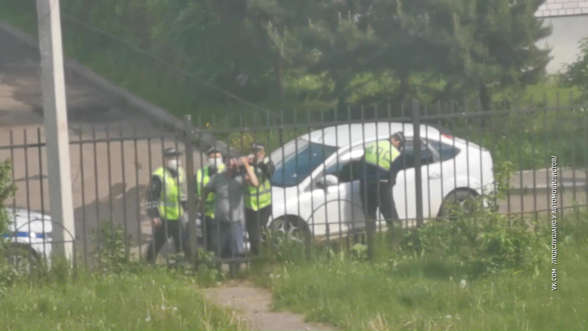 Задержание со скандалом: дорожным полицейским пришлось отдирать от забора пьяного водителя