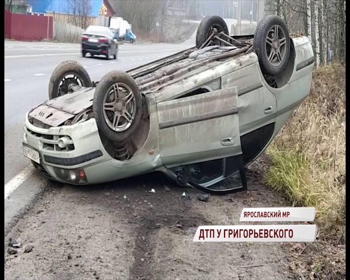 В Ярославском районе легковушка опрокинулась на крышу