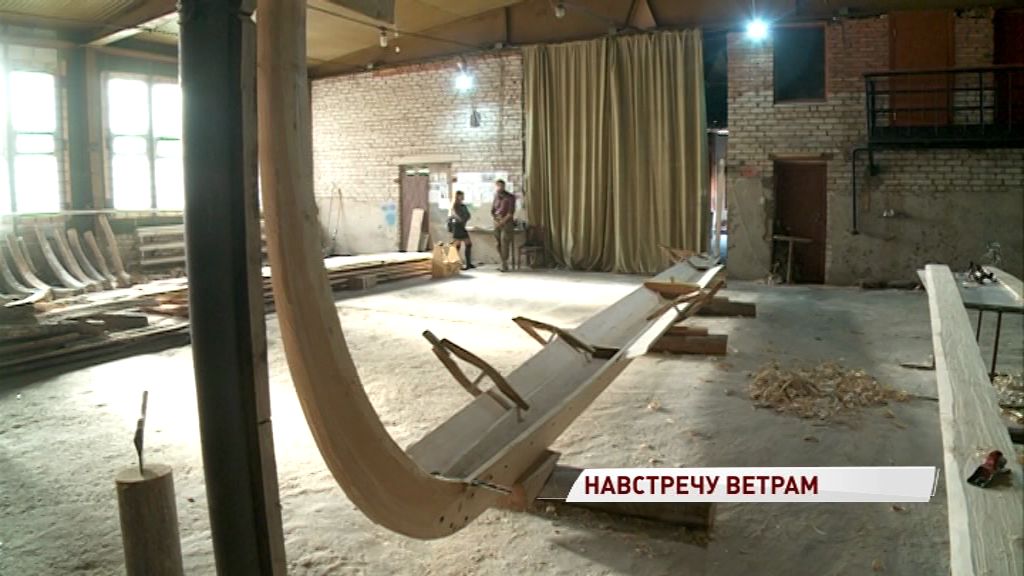 Участники ярославского клуба живой истории готовятся к плаванию на судне послепетровской эпохи