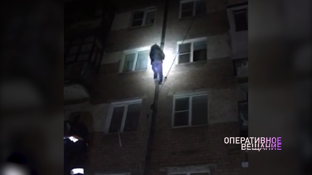 Пьяный ярославец встречал Новый год на водосточной трубе