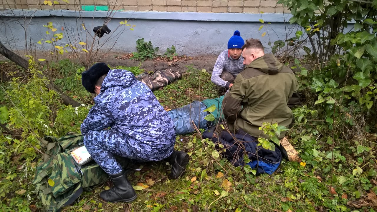 Ремонтировал кровлю и свалился: сотрудники Росгвардии пришли на помощь рабочему