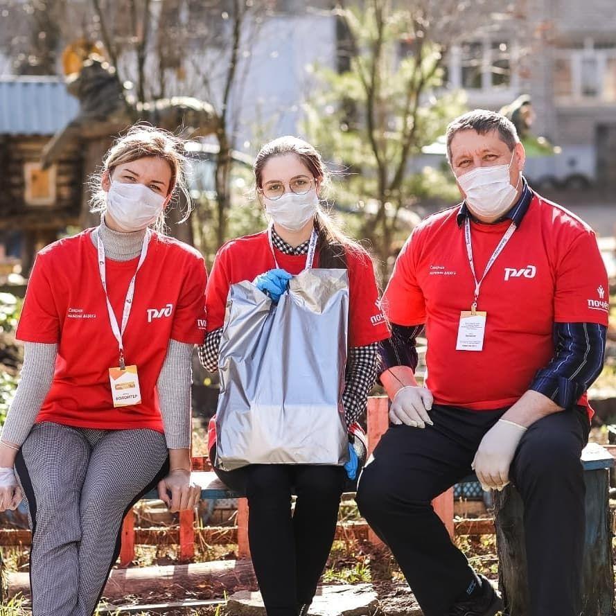 Волонтеры Северной железной дороги помогают пенсионерам на самоизоляции