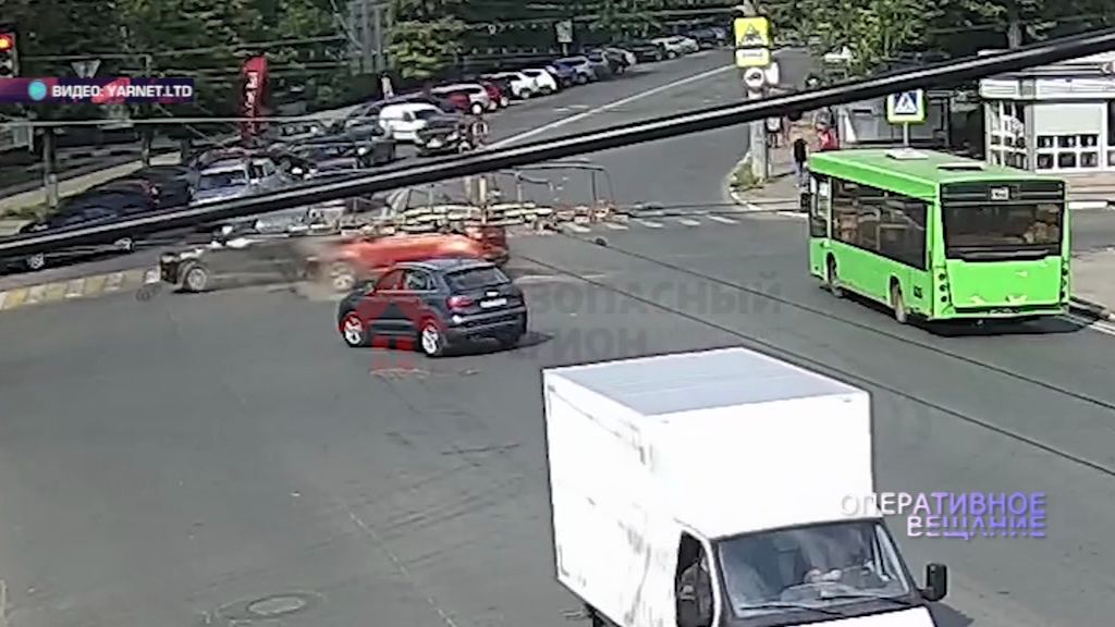 ВИДЕО: в серьезной аварии на проспекте Ленина едва не пострадал маленький ребенок