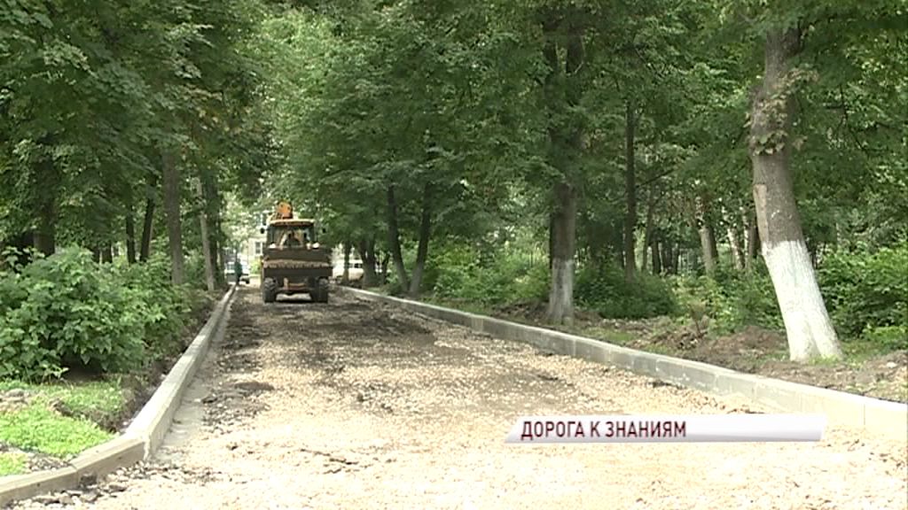 У школы на улице Блюхера начали замену асфальта