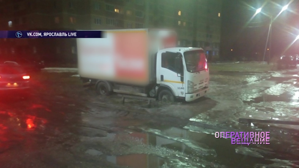 В брагинской яме едва не утонул грузовик