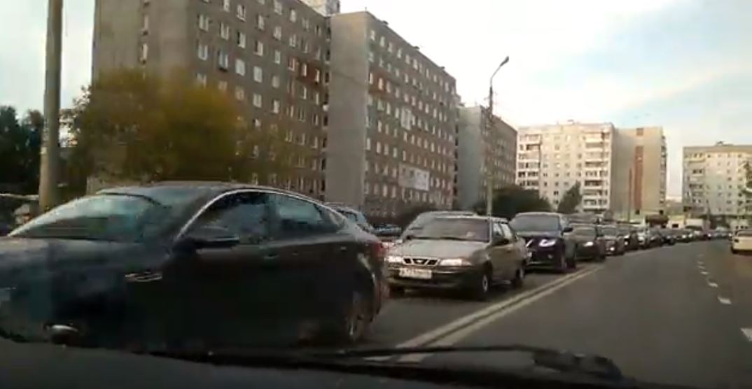 Проспект Авиаторов «встал» из-за ремонтных работ