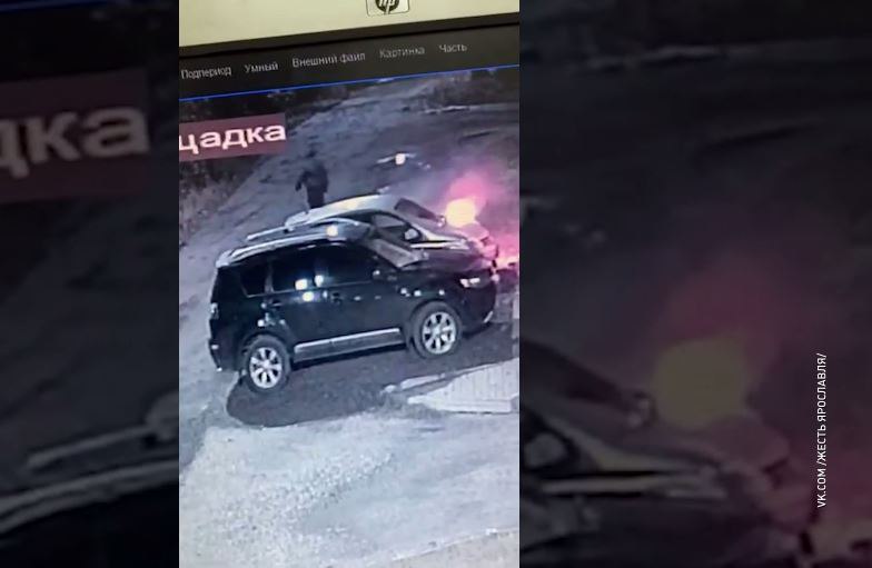 В Ярославле неизвестный в камуфляже сжег внедорожник