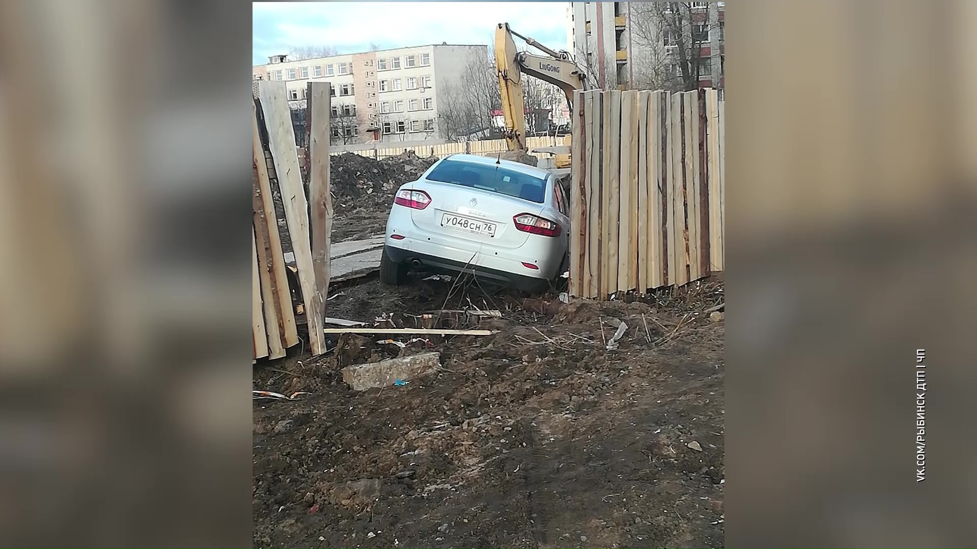 В Рыбинске пьяный водитель сбил двух человек и врезался в ограждение