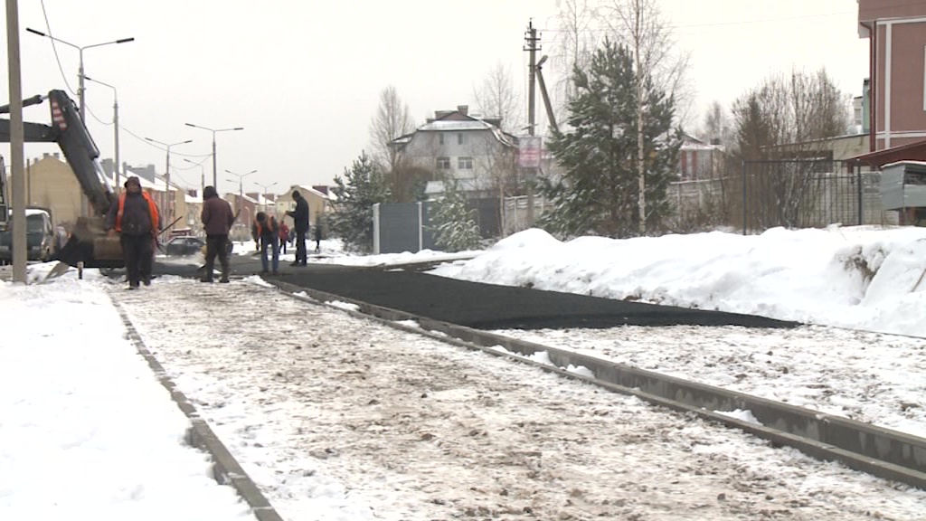 Главный инженер компании-подрядчика пояснил, почему асфальт на Красноборской укладывали в снег