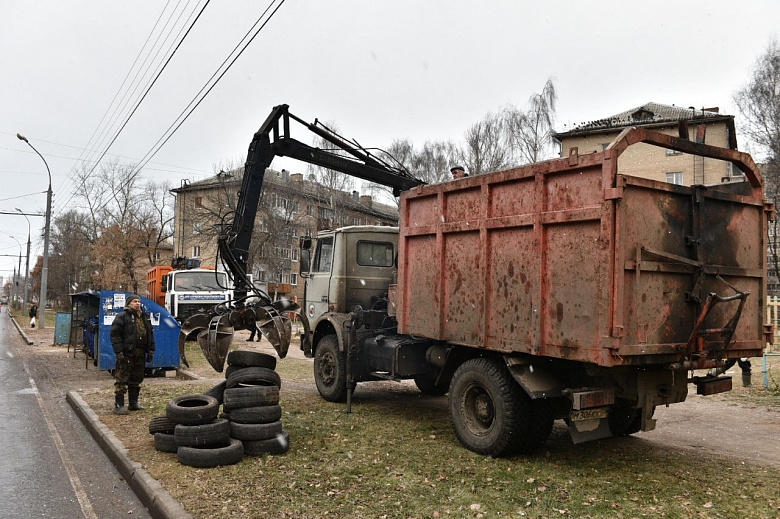 Ярославцев просят не оставлять старые покрышки у контейнеров