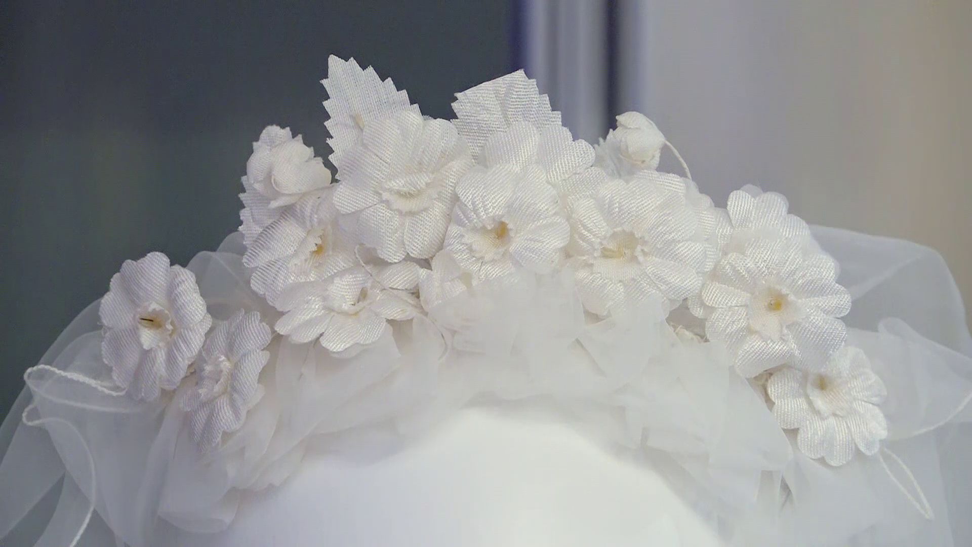 Утреннее шоу «Овсянка» от 14.12.20: делаем растяжку и рассказываем о традиционных свадебных платьях