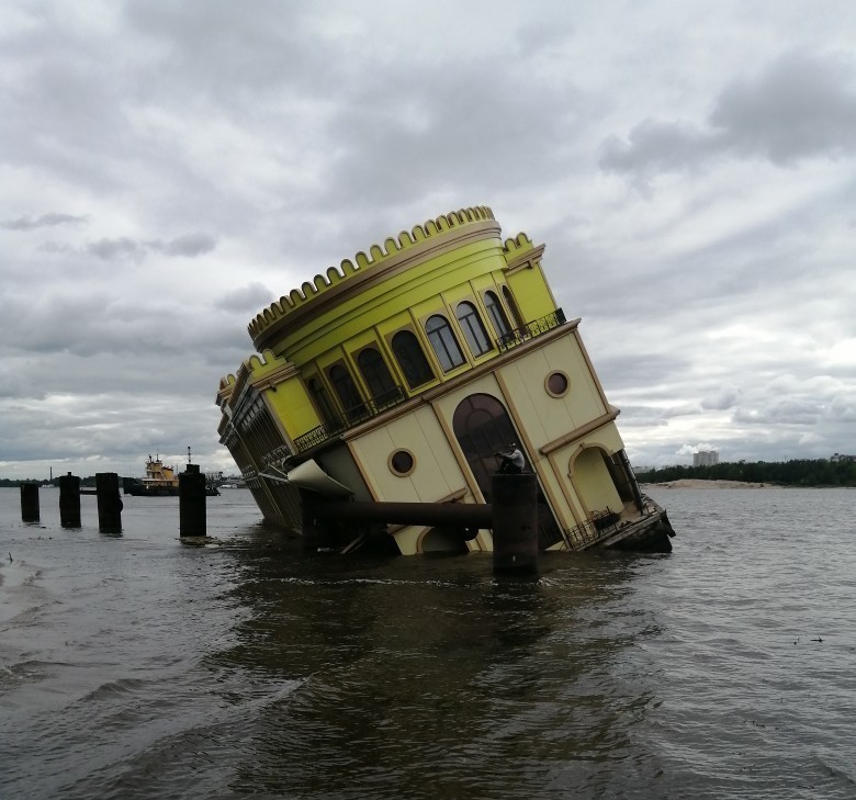 Появилось видео подводной съемки с затонувшего на Волге дебаркадера