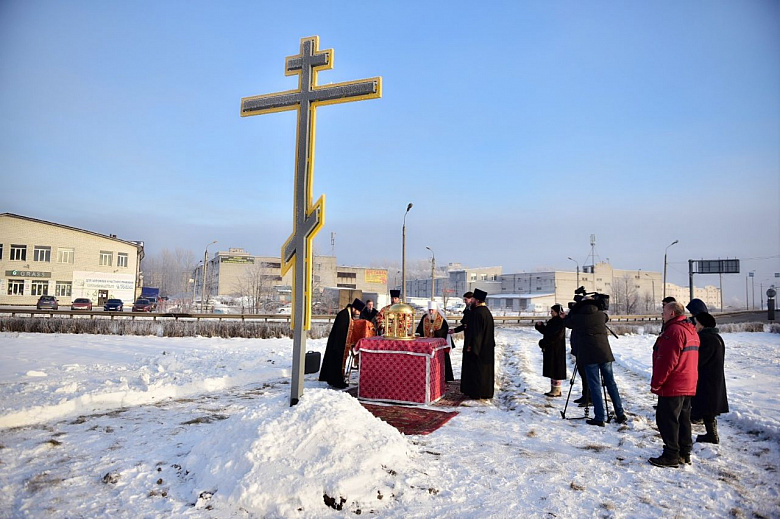 Жителей Дзержинского района теперь будет защищать крест
