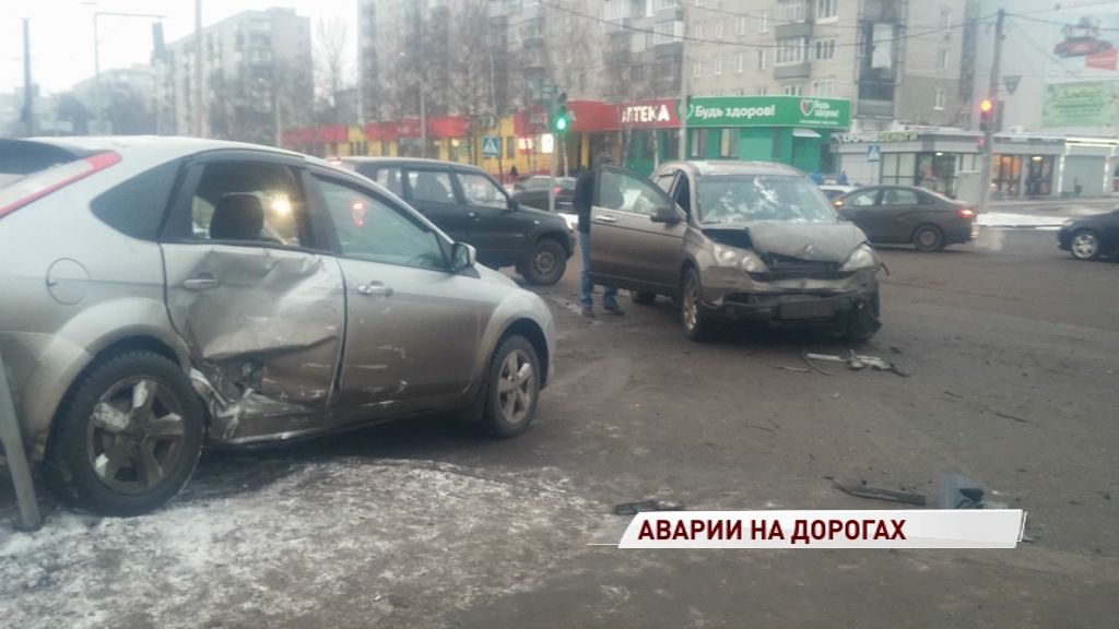 На Машиностроителей столкнулись две иномарки: одна вылетела на обочину