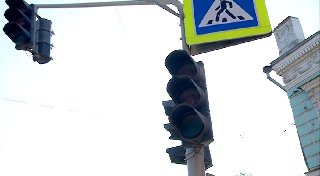 Штрафы и опоздания: светофор на перекрестке Октября и Победы не показывает зеленый