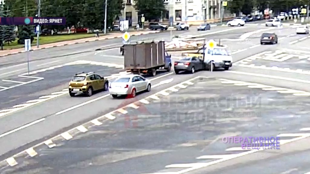 На пересечении Ленина и Толбухина не поделили дорогу грузовик и легковушка