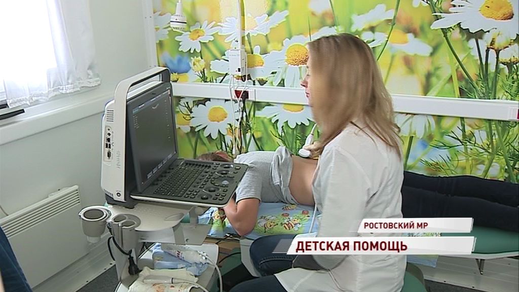 Медицинская бригада из областной детской больницы осмотрела ребят из Ростовского района