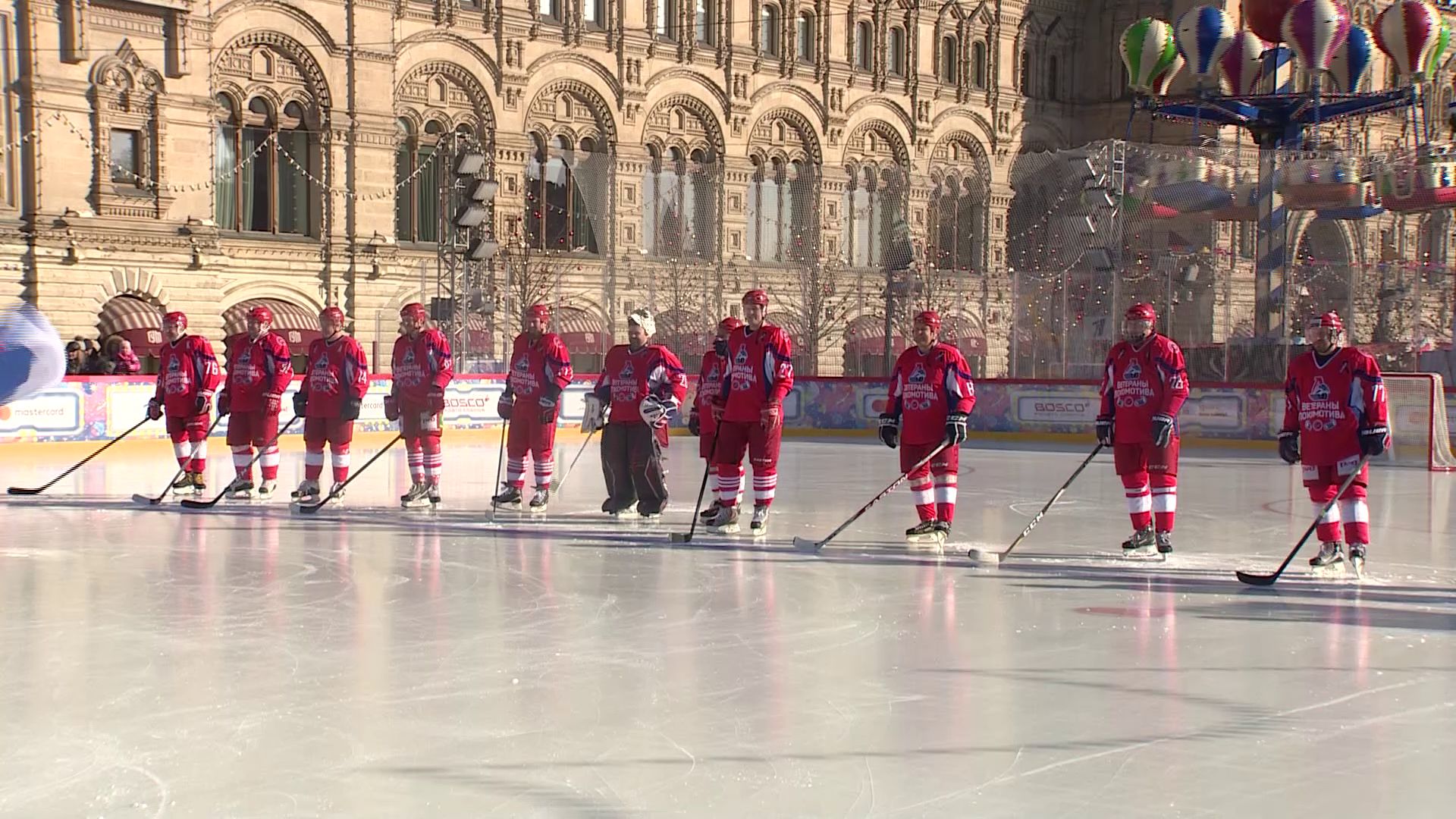 Дмитрий Миронов принял участие в хоккейном матче против рыбинского «Полета» на Красной площади в Москве