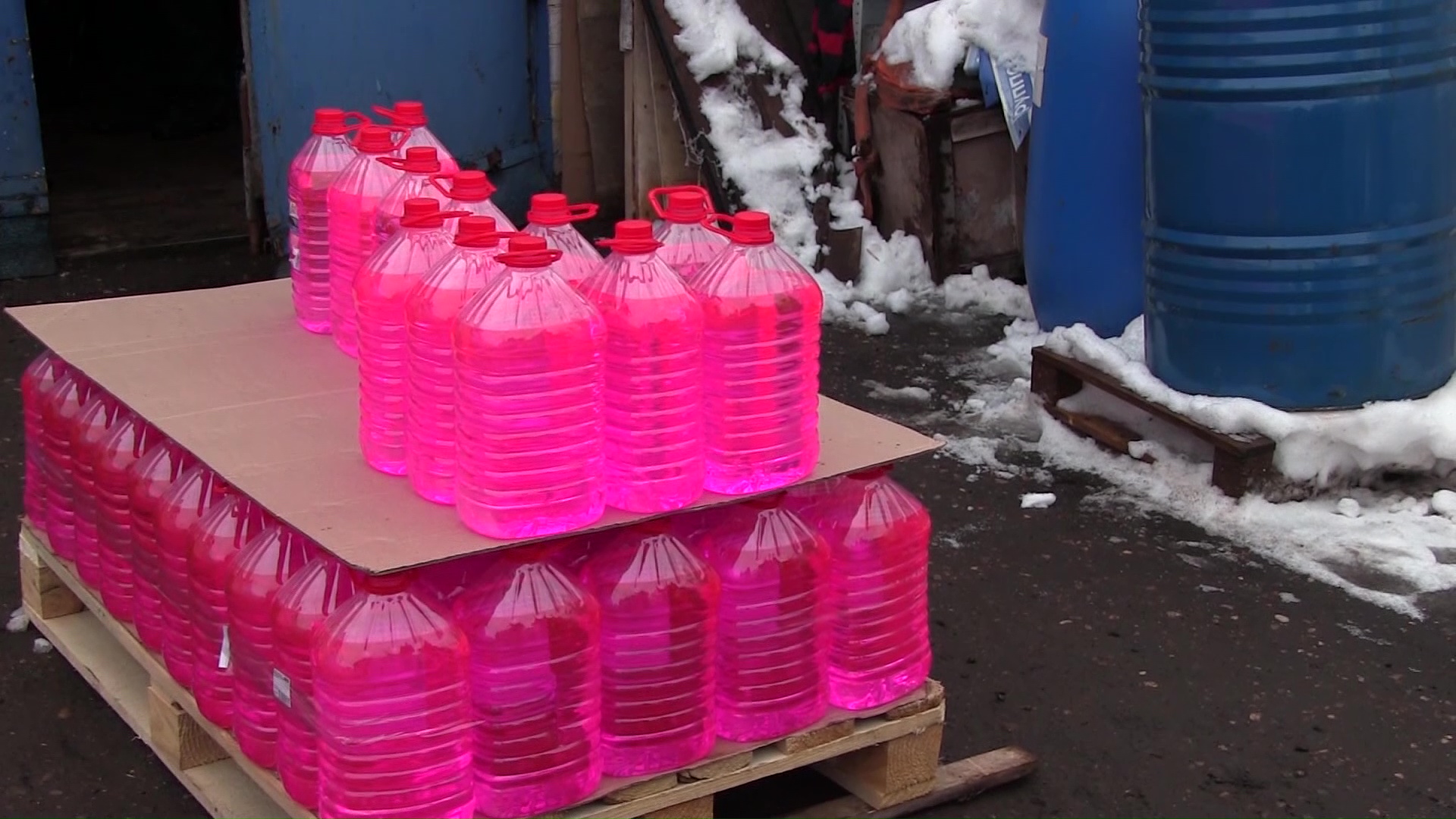 В Ярославле готовили к сбыту 11 литров контрафактной незамерзайки