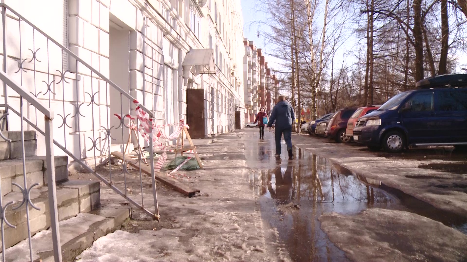 33 несчастья: у дома, с которого в прошлом году упали леса с рабочими, обрушился фасад