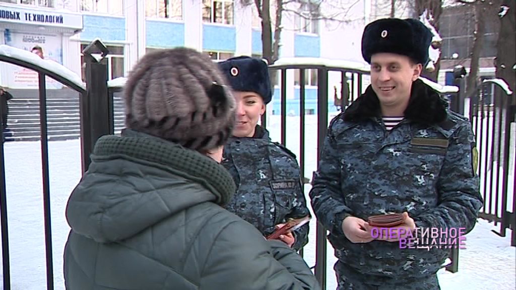 Сотрудники Росгвардии вручили ярославцам листовки с правилами безопасности