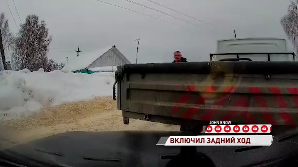ВИДЕО: Горе-водитель грузовика сдал назад и подмял под себя легковушку