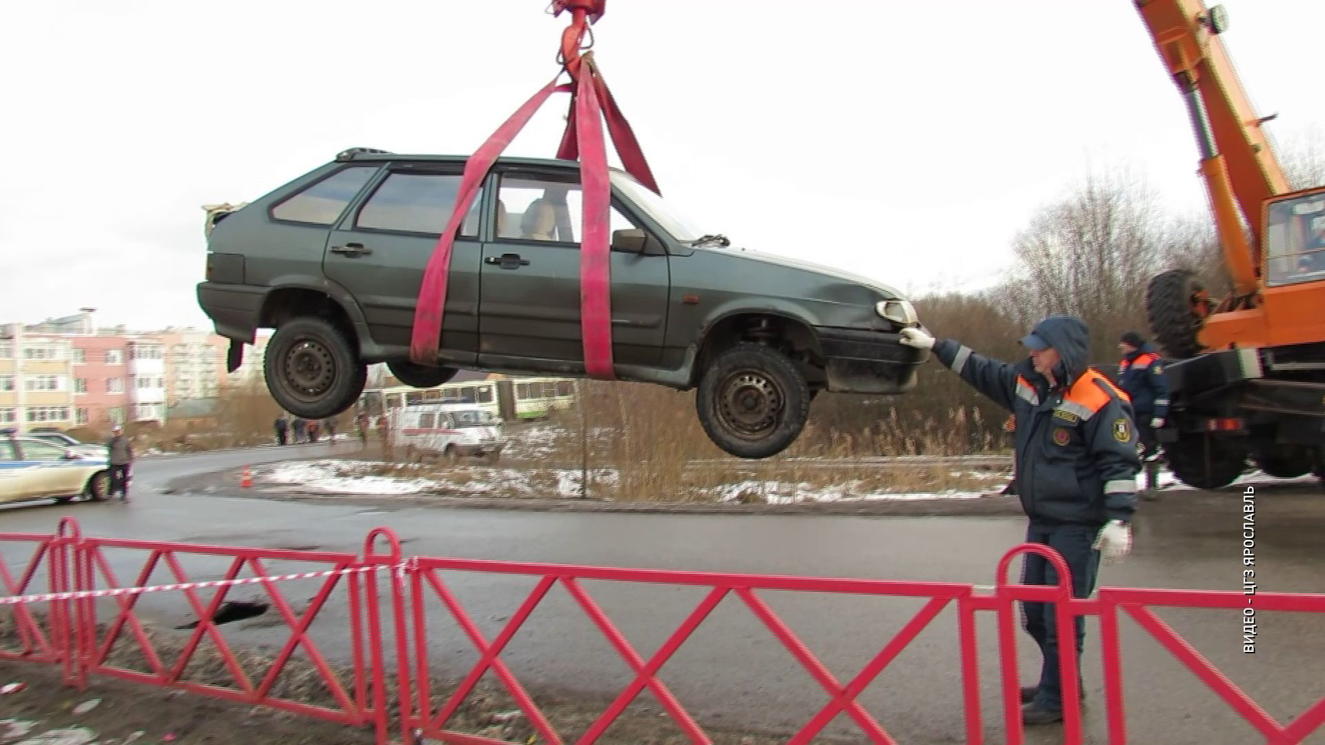 Во Фрунзенском районе в образовавшуюся яму в асфальте провалилась машина