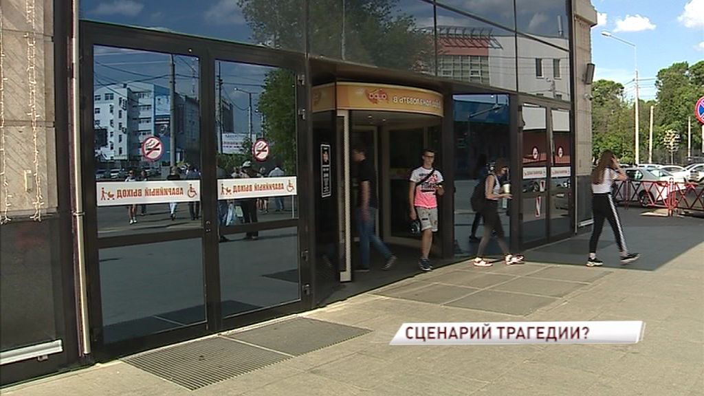 Пожарные машины, «кареты» скорой помощи: что происходит в крупнейшем ТЦ Ярославля