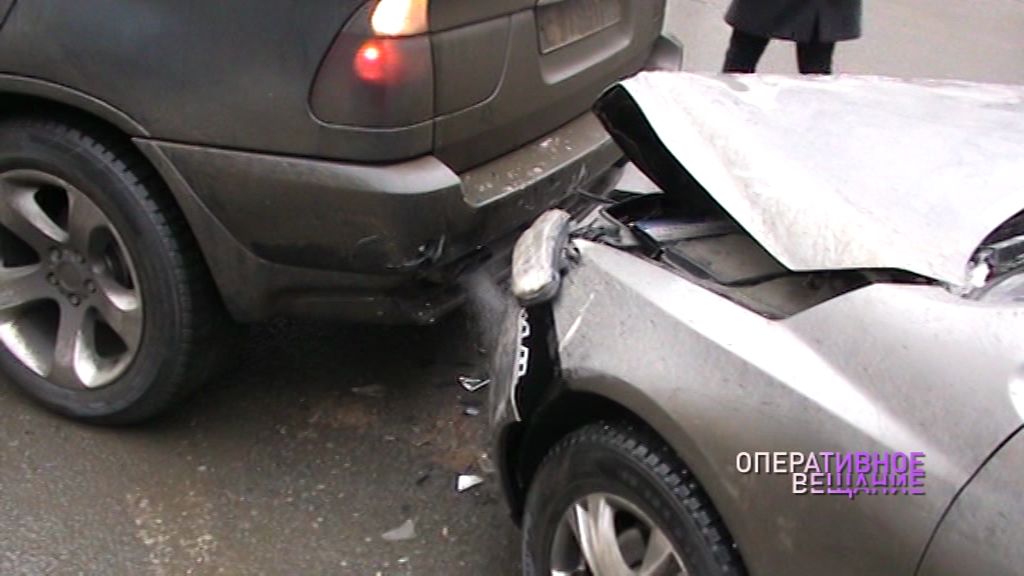 Утреннее ДТП в Ярославле: две иномарки не поделили дорогу