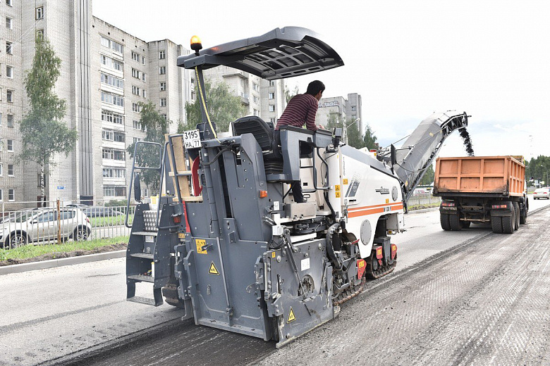 На проспекте Авиаторов начали снимать старый асфальт