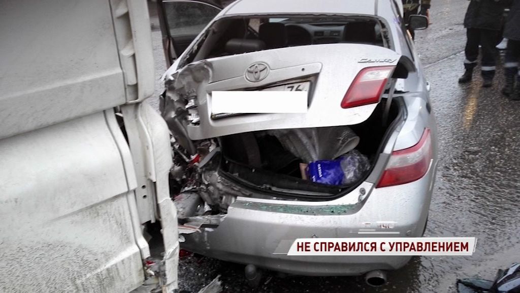 Водитель легковушки не справился с управлением на ярославской окружной дороге
