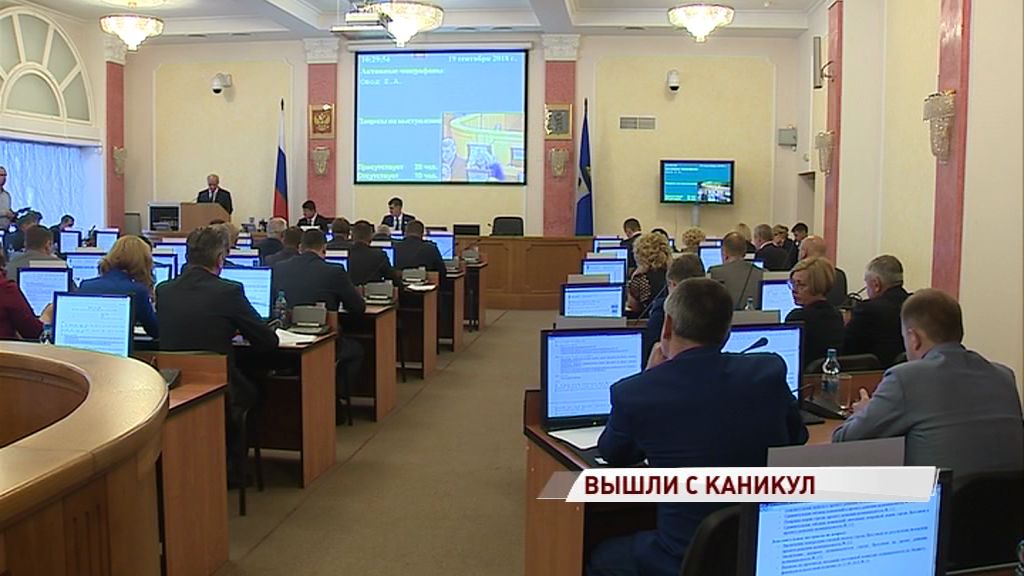 Два депутата муниципалитета сложили полномочия и отправились в облдуму