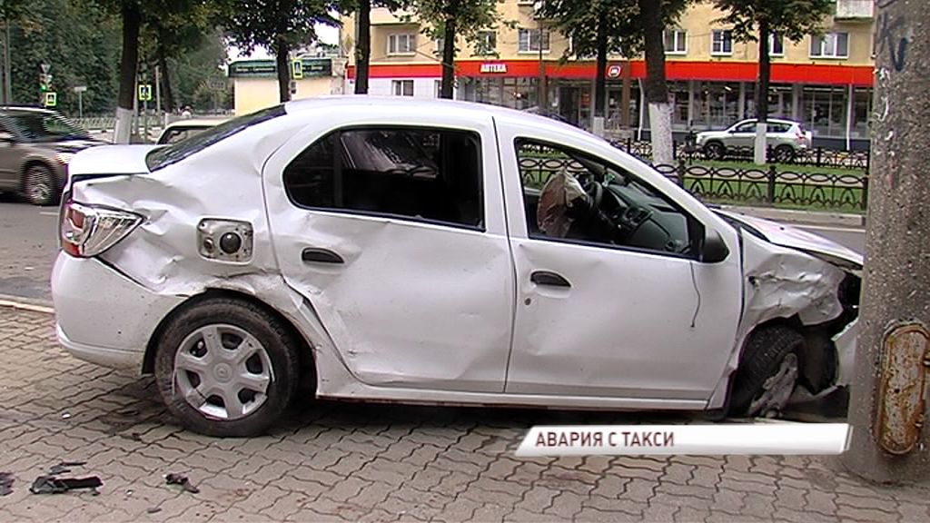 Серьезная авария с пятью пострадавшими: два такси не смогли разъехаться на перекрестке