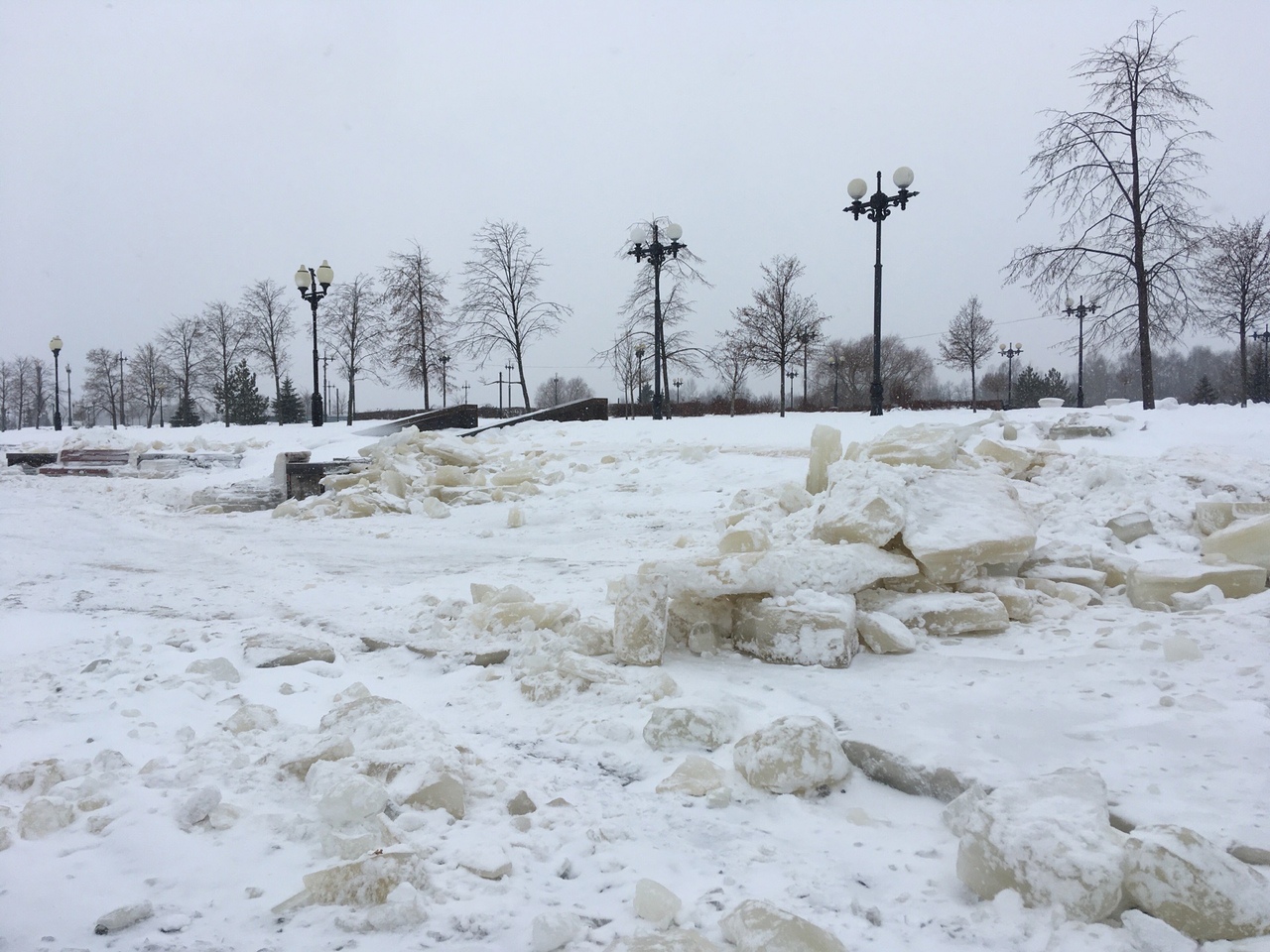 Фоторепортаж: последствия паводка на Волжской набережной в Ярославле