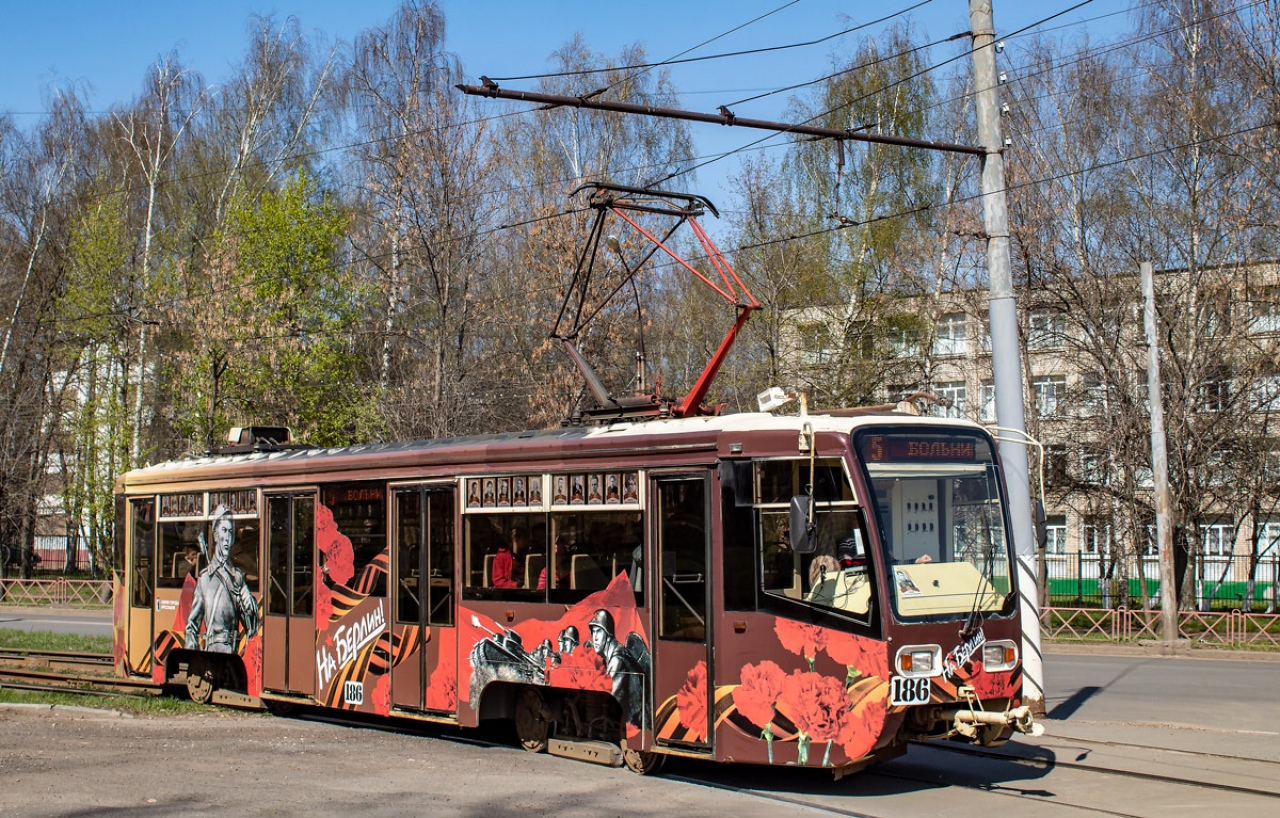 По Ярославлю начал курсировать трамвай Победы