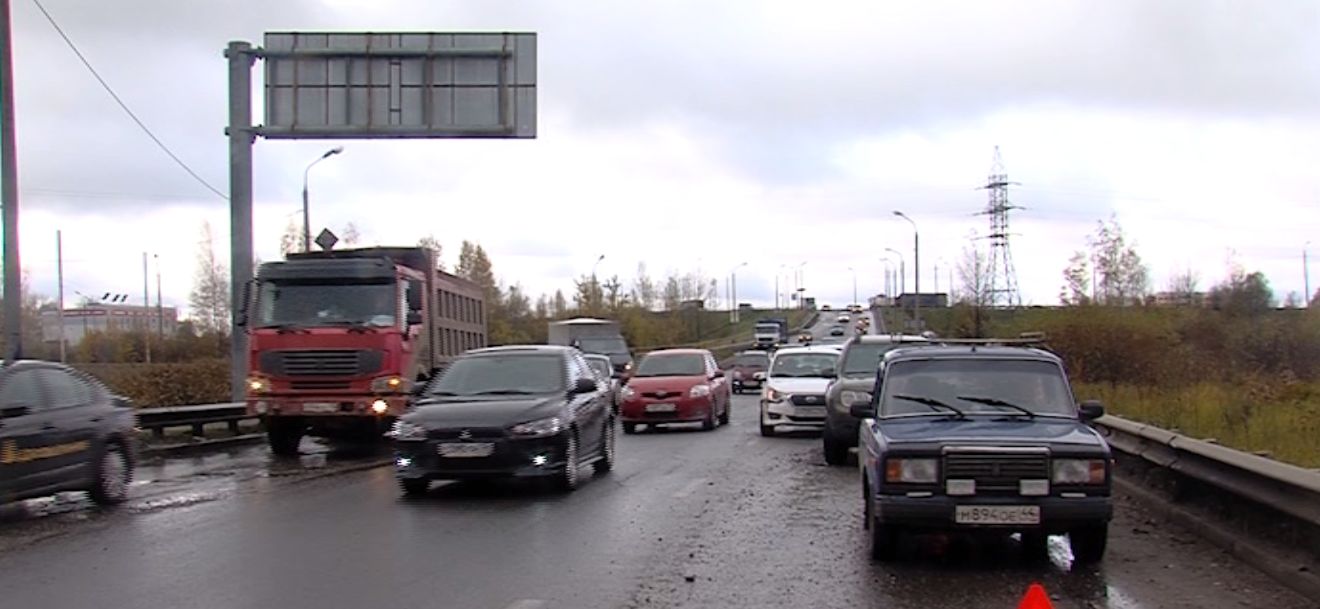 На Суринском путепроводе водители вновь пробивают колеса
