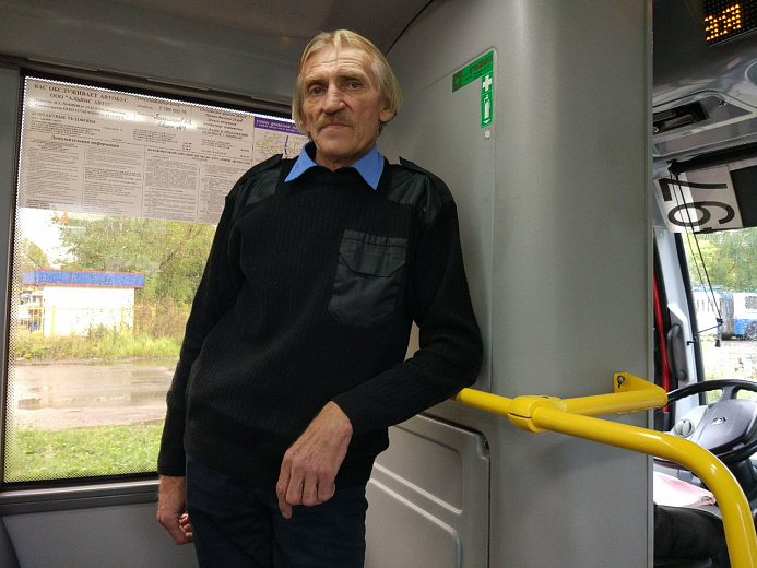 Большую часть водителей общественного транспорта переодели в форму