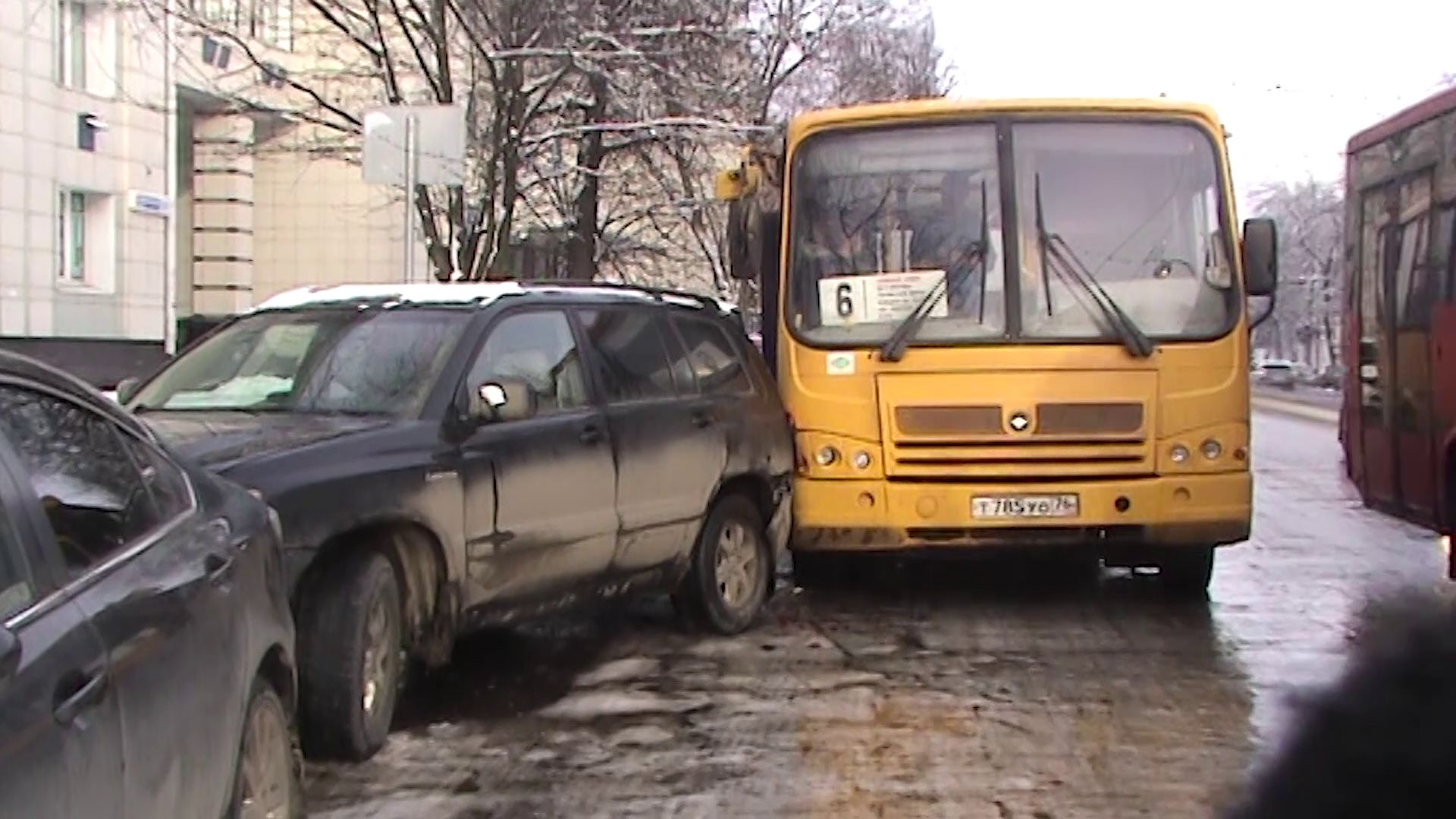 В Ярославле пассажирский автобус протаранил припаркованные легковушки