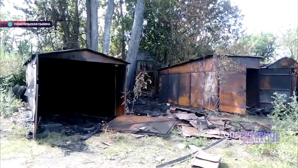 На проспекте Октября в Ярославле полыхали гаражи