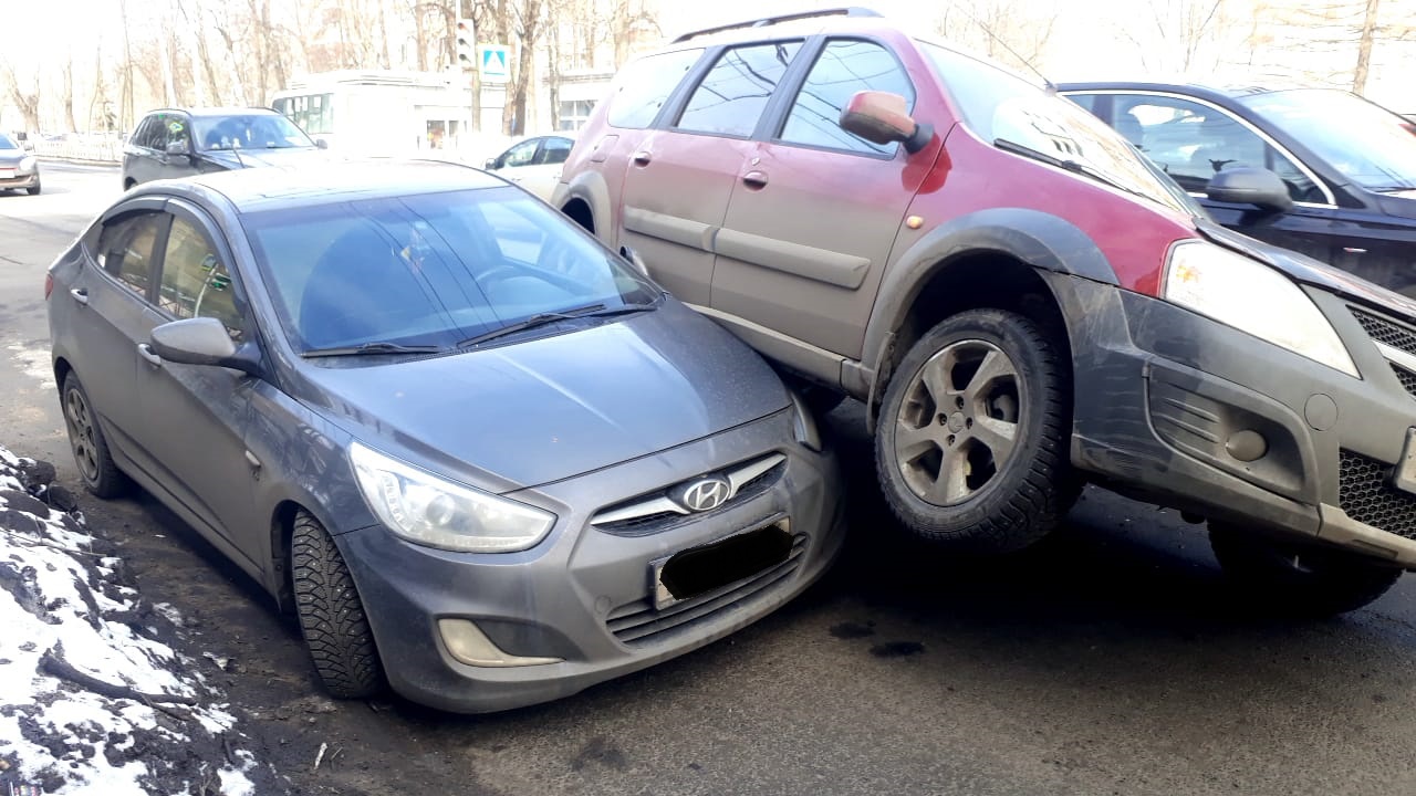 «Ларгус» запрыгнул на «Хендай» на проспекте Октября
