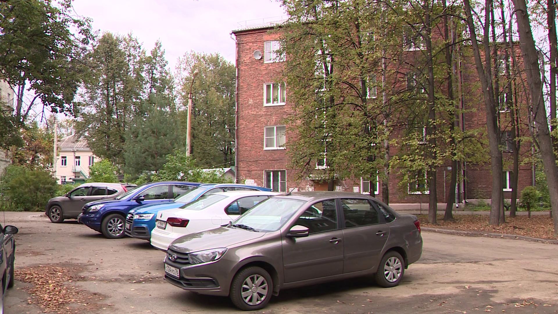 На проспекте Ленина началось благоустройство придомовой территории